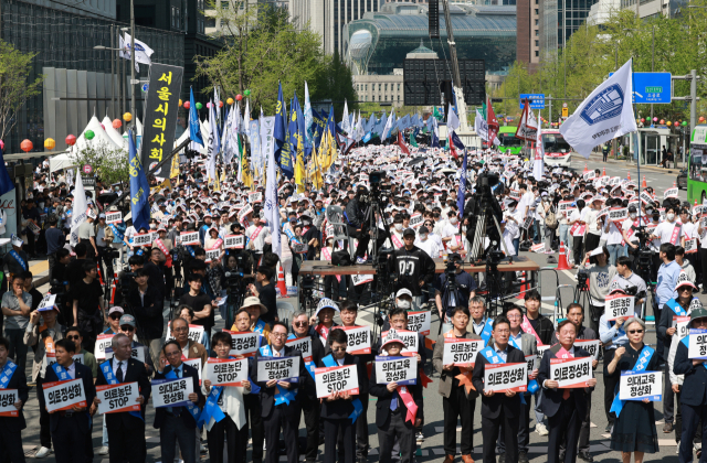 20일 서울 중구 숭례문 인근 세종대로에서 대한의사협회 주최로 열린 '의료정상화를 위한 전국의사궐기대회' 참가자들이 정부의 의대 증원 정책과 의료개혁특별위원회 운영 등을 규탄하고 있다. 연합뉴스