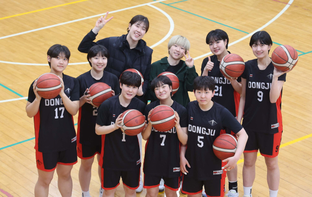 2024-2025 여자프로농구 챔피언결정전에서 우승한 부산 BNK 썸의 김도연 안혜지(뒷줄 왼쪽부터)가 동주여고 농구부 후배들을 찾아 함께 어울리고 있다. 이재찬 기자 chan@