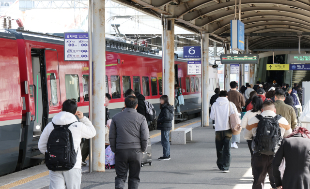 지난달 30일 강원도 강릉에서 출발해 부산 부전역에 도착한 ITX-마음 열차에서 내린 승객들이 승강장을 빠져 나가고 있다. 정종회 기자 jjh@