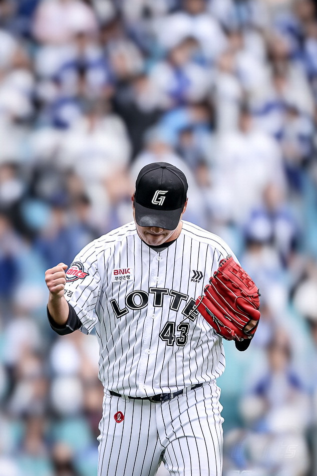 롯데 투수 나균안이 20일 삼성전에서 위기를 넘긴 뒤 주먹을 쥐고 있다. 롯데 자이언츠 제공