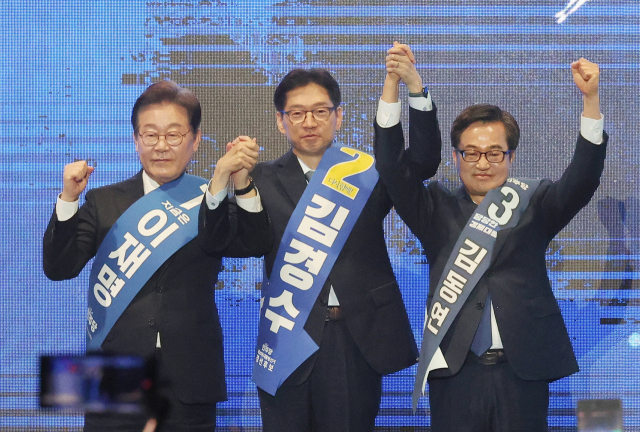 더불어민주당 이재명(왼쪽부터) 대선 경선 후보가 20일 영남권 순회경선에서 90.81%로 압승을 거뒀다. 경남지사 출신 김경수 후보는 5.93%로 2위, 김동연 후보는 3.26%로 뒤를 이었다. ▶관련 기사 3·4면 연합뉴스