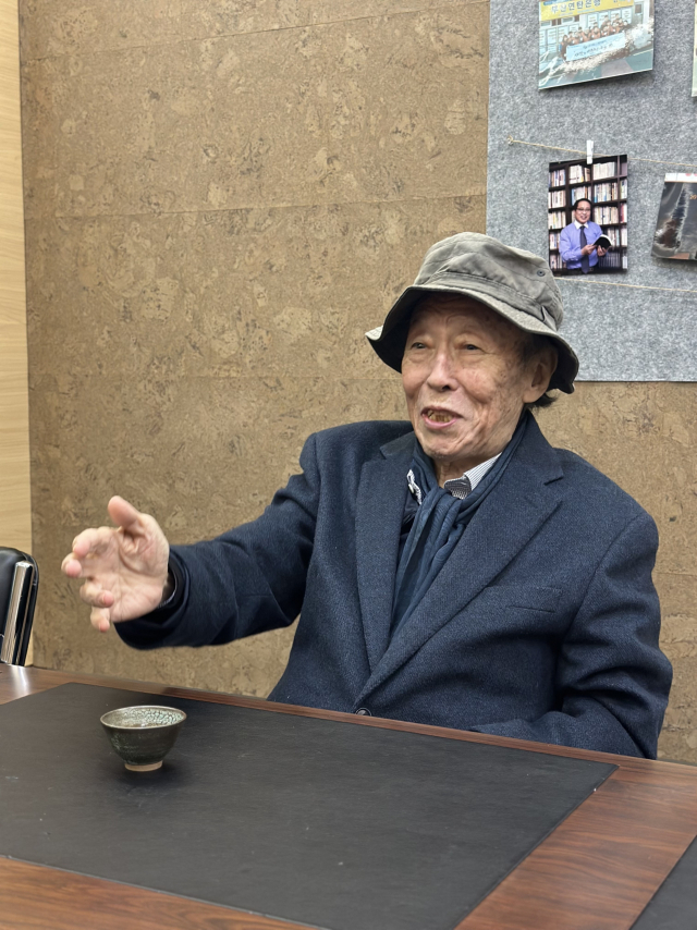 지난달 14일 갤러리범향에서 열린 ‘윤후명 문학과 미술의 만남전’ 개막식에 참석한 윤후명 소설가 겸 시인. 김은영 기자