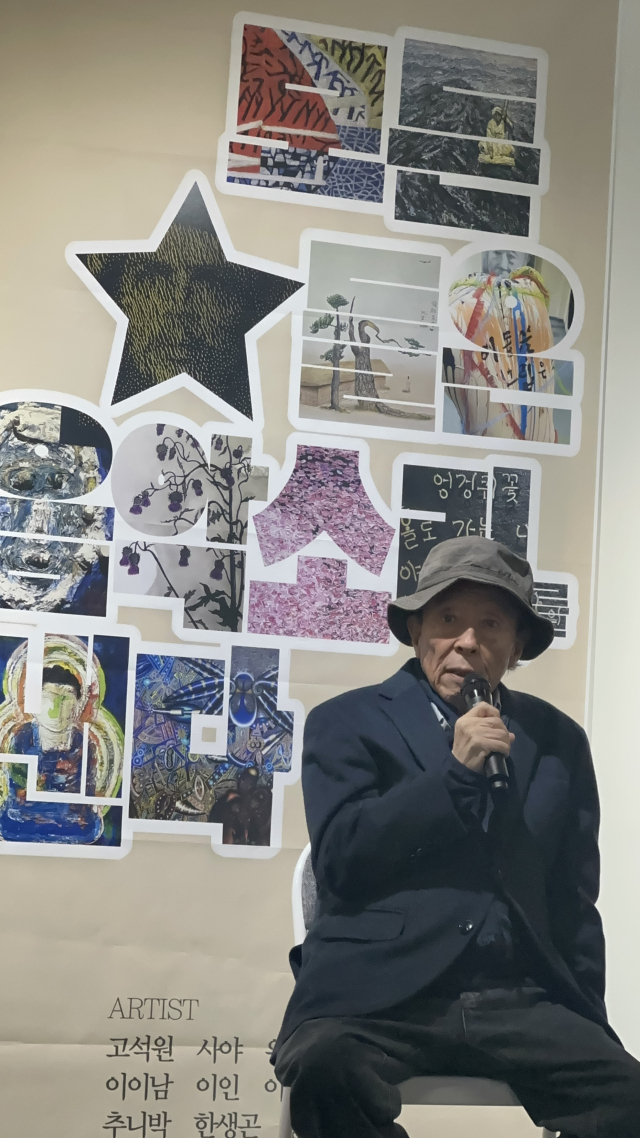 지난달 14일 부산 부산진구 갤러리범향에서 열린 ‘윤후명 문학과 미술의 만남전’ 개막식에 참석한 윤후명 소설가 겸 시인. 김은영 기자