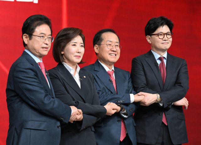 20일 서울 강서구 ASSA아트홀에서 열린 국민의힘 제21대 대통령 후보자 1차 경선 조별 토론회에서 B조 후보들이 시작 전 기념 촬영을 하고 있다. 왼쪽부터 이철우·나경원·홍준표·한동훈 후보. 연합뉴스