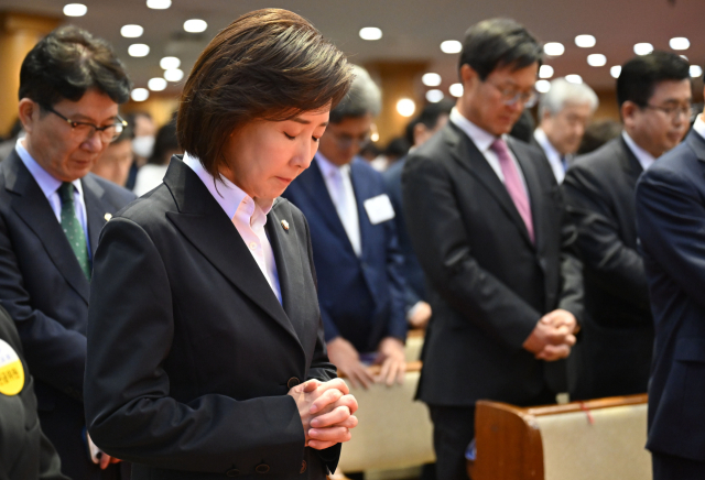 국민의힘 나경원 대선 경선 후보가 20일 서울 강남구 광림교회에서 열린 '2025 한국교회 부활절 연합예배'에서 기도하고 있다. 연합뉴스