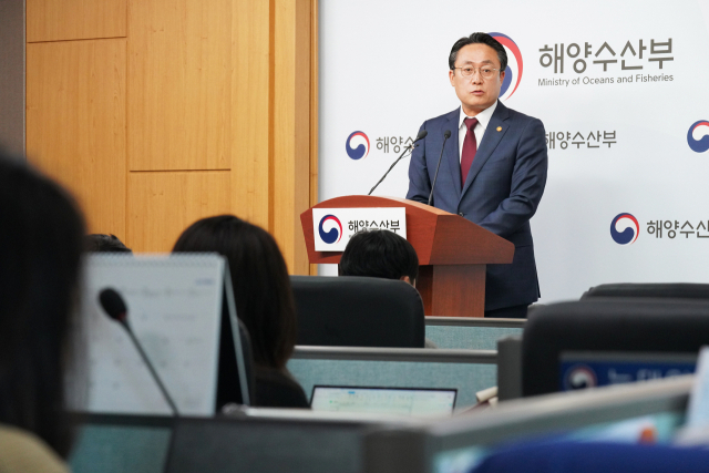 강도형 해양수산부 장관이 21일 정부세종청사 해수부 기자실에서 오는 28~30일 부산에서 열리는 ‘제10차 아워 오션 콘퍼런스(OOC·Our Ocean Conference) 및 APEC 해양관계장관회의’와 관련한 설명을 하고 있다. 해수부 제공