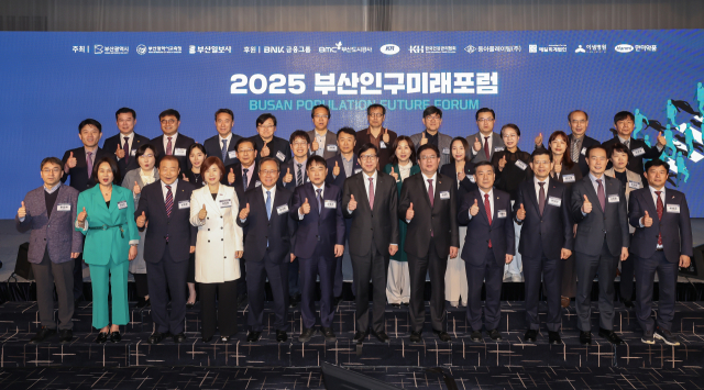 부산일보사와 부산광역시, 부산시교육청이 주최한 ‘2025 부산인구 미래포럼’이 21일 오후 부산 해운대구 웨스틴조선 부산 그랜드볼룸에서 열려 참석 내빈과 주제발표자, 토론자 등이 기념촬영을 하고 있다. 이번 포럼은 초고령화 사회에 따른 빈집 문제와 학령인구 감소에 따른 교육의 역할에 대해 살펴보고 부산이 나아가야 할 전략을 모색하기 위해 마련됐다. 김종진 기자 kjj1761@