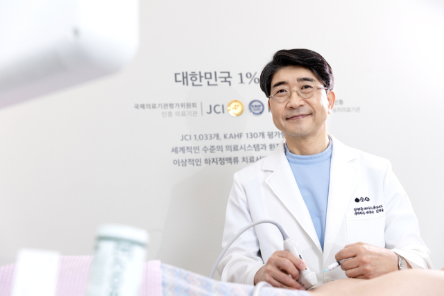 하지정맥류는 한 번 발병하면 자연 치유되지 않는 만성 진행성 질환인 만큼 주의가 필요하다. 김병준레다스흉부외과 김병준 대표원장이 진료 중인 모습. 김병준레다스흉부외과 제공