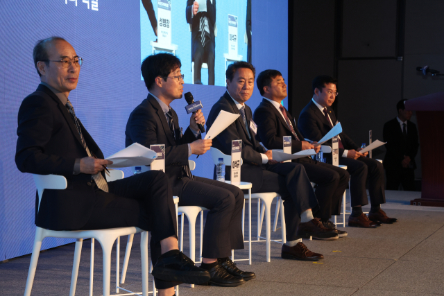 ‘2025 부산인구 미래포럼’ 교육 세션 토론회에서 참가자들이 발언하고 있다. 왼쪽부터 성병창 부산교대 명예교수, 이석규 부산시교육청 교육정책과장, 이상철 (사)부산교육연구소 소장, 권혁제 부산일과학고 교장, 이재웅 부산시학교학부모총연합회 회장. 김종진 기자 kjj1761@
