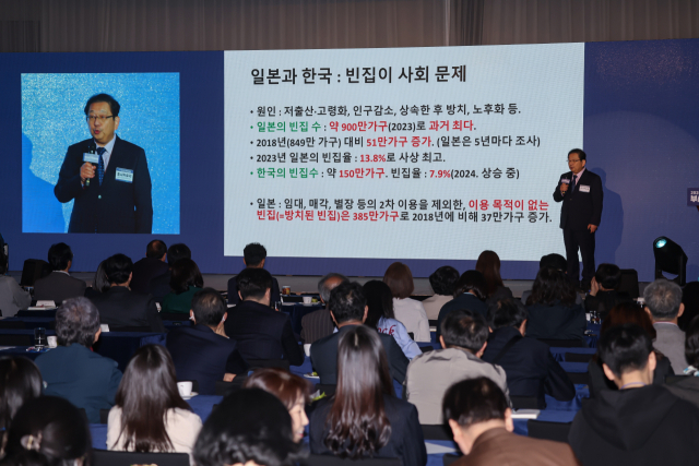 호사카 유지 세종대 일본정치학과 교수가 21일 열린 ‘2025 부산인구 미래포럼’에서 ‘일본의 사례로 살펴보는 부산 빈집의 미래’를 주제로 기조 강연을 하고 있다. 김종진 기자 kjj1761@