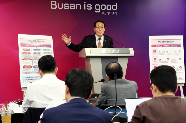 이준승 부산시 행정부시장이 21일 제21대 대선을 앞두고 부산 발전을 위한 10대 핵심 공약을 발표하고 있다. 정종회 기자 jjh@