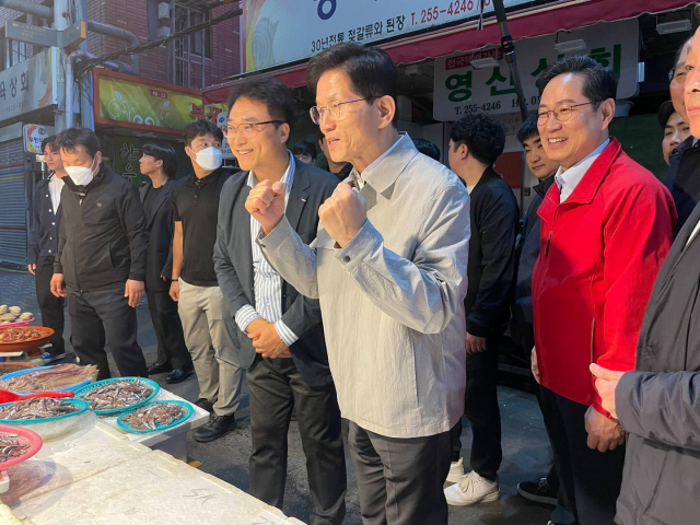 국민의힘 김문수 후보가 지난 20일 부산 중구 부평깡통시장을 찾아 상인들과 인사를 나누고 있다. 국민의힘 박수영 의원 페이스북 캡처