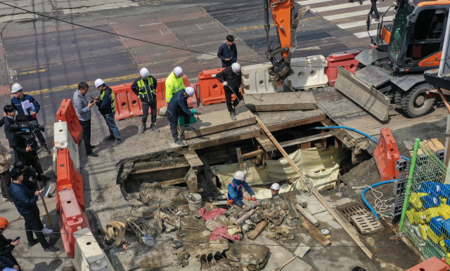 지난 14일 부산 사상구 감전동 새벽시장 맞은편 사상~하단선 공사 구간 도로에서 발생한 싱크홀. 부산일보DB