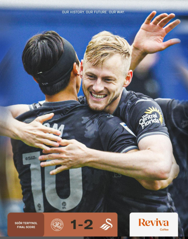 22일(한국 시간) 영국 런던의 로프터스 로드에서 열린 양민혁의 소속팀 퀸스파크 레인저스(QPR)와 잉글랜드 프로축구 챔피언십 경기에서 스완지 시티의 해리 달링이 두 번째골을 넣고 엄지성(왼쪽)과 함께 기뻐하고 있다. 스완지시티 SNS 캡처