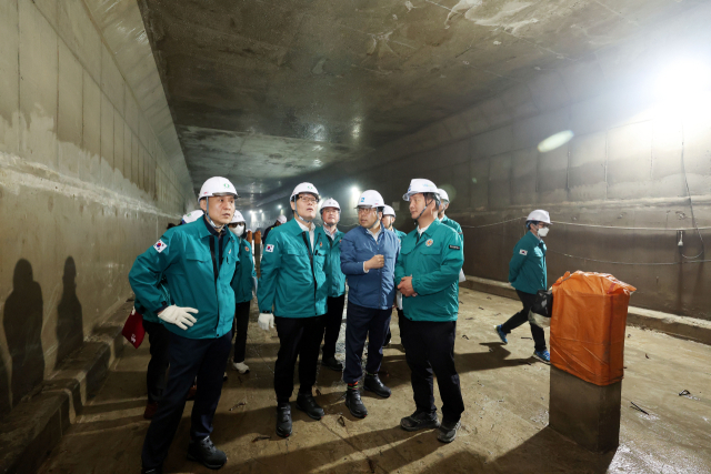 부산시와 부산교통공사, 사상구 등 유관기관이 23일 오전 부산 사상구 도시철도 사상~하단선 공사 현장의 싱크홀 취약지점 합동점검에 나섰다. 이준승 부산시 행정부시장과 유관기관 관계자들이 도시철도 공사장 내부 시설을 살펴보고 있다. 정종회 기자 jjh@