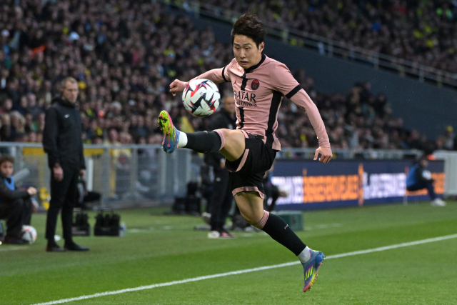 파리 생제르맹(PSG)의 이강인이 23일(한국 시간) 프랑스 낭트의 스타드 드 라 보주아르에서 열린 낭트와의 2024-2025 프랑스 프로축구 리그1 경기에서 볼을 다루고 있다. AFP연합뉴스