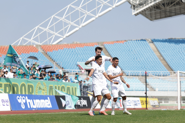 프로축구 부산 아이파크의 외국인 3인방인 곤잘로와 빌레로, 페신이 지난 20일 열린 안산FC와의 경기에서 골을 넣은 뒤 일명 ‘옷걸이 세리머니’를 하고 있다. 한국프로축구연맹 제공