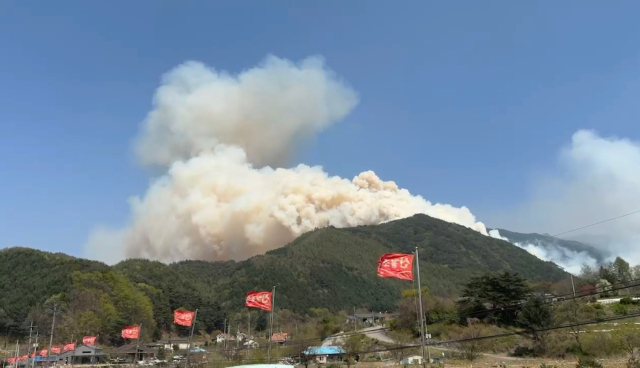 26일 오후 1시 18분께 인제군 상남면 하남리 인근 야산에서 산불이 발생했다. 산림·소방당국은 산불 1단계를 발령하고 헬기14대, 진화 차량 34대, 인력 191명을 투입해 산불 진화 작업을 벌이고 있다. 연합뉴스