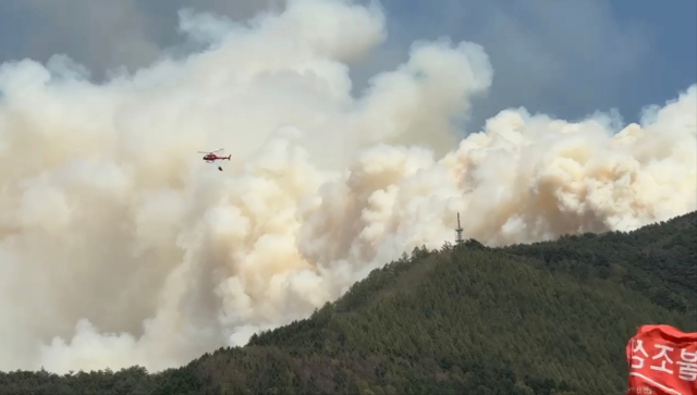 26일 오후 1시 18분께 인제군 상남면 하남리 인근 야산에서 산불이 발생했다. 산림·소방당국은 산불 1단계를 발령하고 헬기14대, 진화 차량 34대, 인력 191명을 투입해 산불 진화 작업을 벌이고 있다. 연합뉴스