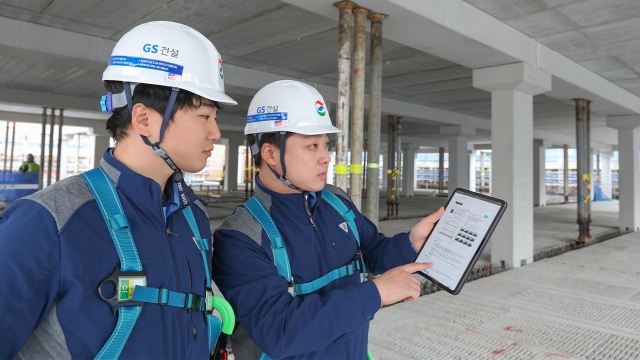 현장 담당자들이 최신 AI 기술을 활용해 현장을 점검하고 있는 모습. 그간 일일이 서류를 찾아봐야 했던 일들을 AI로 대체해 업무 효율성도 높였다. GS건설 제공