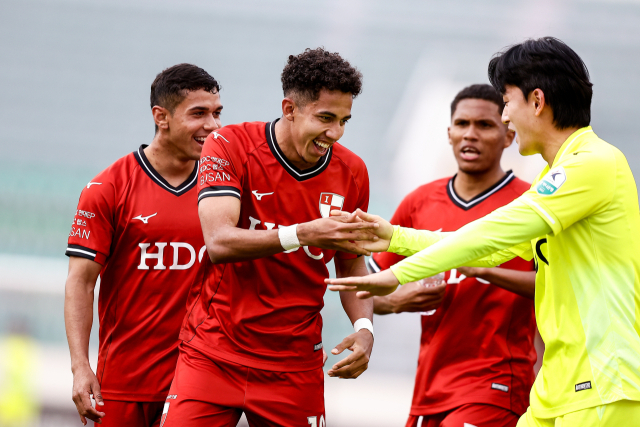 부산 아이파크의 골키퍼 구상민(오른쪽)이 지난 27일 부산 구덕운동장에서 열린 화성FC와의 경기에서 선방쇼를 펼치며 승리한 뒤 동료 선수들과 기쁨을 나누고 있다. 한국프로축구연맹 제공