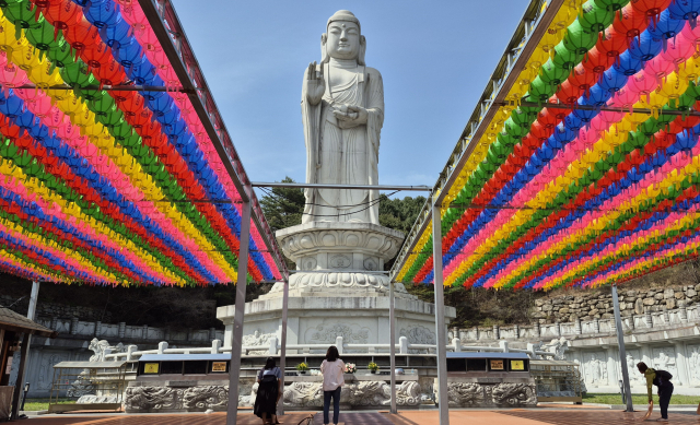 불교 신도들이 대구 팔공산 통일약사여래대불 앞에서 절을 드리고 있다. 남태우 기자