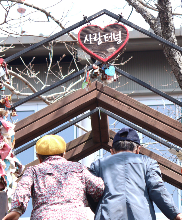 노부부가 대구 팔공산 사랑터널을 지나가고 있다. 남태우 기자