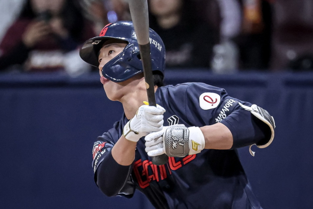 롯데 전민재가 29일 두산전에서 헤드샷을 맞아 쓰러지기 이전 타석에서 안타를 치고 있다. 롯데 자이언츠 제공