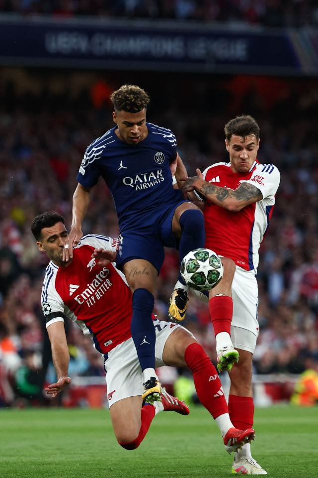 파리 생제르맹(PSG)의 데지레 두에(가운데)가 30일(한국 시간) 영국 런던에서 열린 아스널과의 챔피언스리그(UCL) 준결승 1차전 원정 경기에서 상대 선수와 볼 다툼을 벌이고 있다. AFP연합뉴스