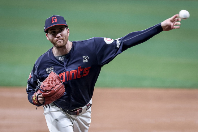 롯데 자이언츠 선발투수 반즈가 지난 29일 서울에서 열린 키움 히어로즈전에서 공을 던지고 있다. 롯데 자이언츠 제공