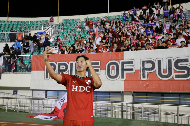 부산 아이파크의 손석용이 지난 4일 부산 구덕운동장에서 열린 하나은행 K리그2 2025 10라운드 아산과의 경기에서 이적 이후 첫 골은 넣고 팬들과 함께 기뻐하고 있다. 한국프로축구연맹 제공