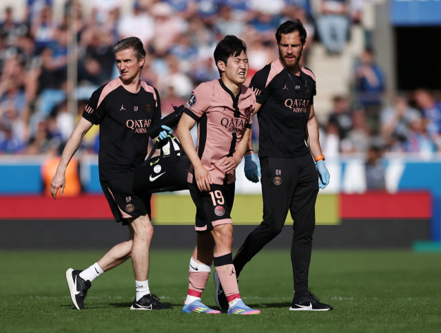 지난 4일 프랑스 스트라스부르에서 열린 스트라스부르와 리그1 32라운드 원정 경기에서 부상 당한 이강인이 걸어나오고 있다. 로이터연합뉴스