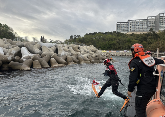 방파제 추락자 구조 나선 해경. 속초해경 제공