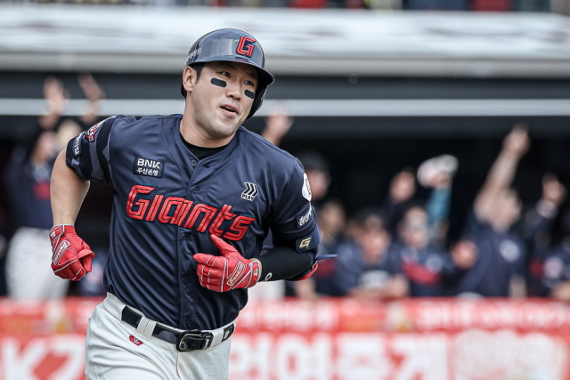 롯데 자이언츠 전준우가 11일 2025 프로야구 KT 위즈전에서 2점 홈런을 친 뒤 베이스를 돌고 있다. 롯데 자이언츠 제공