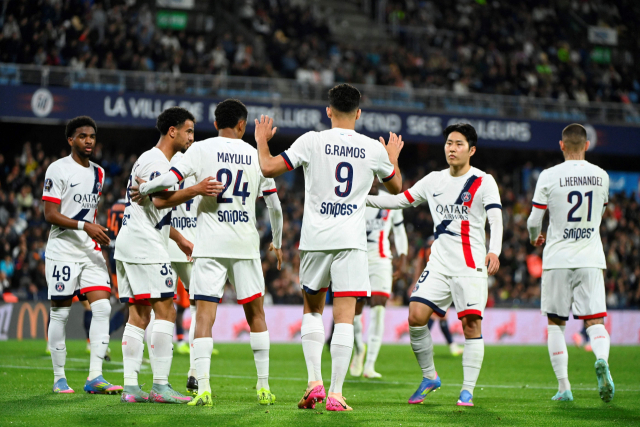 파리 생제르맹의 이강인(오른쪽 두 번째)이 11일(한국 시간) 프랑스에서 열린 리그1 33라운드 몽펠리에와의 원정 경기에서 선제골을 넣은 세니 마율루를 축하해 주고 있다. AFP연합뉴스