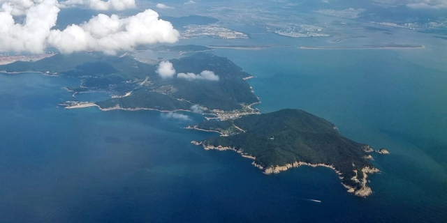 현대건설 컨소시엄의 ‘가덕신공항 2029년 개항 불가 입장으로 공사가 원점으로 돌아가면서 지역 정치권은 부산시와 국토교통부를 향해 비판의 목소리를 높이고 있다. 가덕신공항이 들어설 부산 강서구 가덕도 전경. 부산일보DB