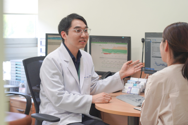 당뇨병은 흔히 어른들의 병으로 여겨졌지만, 어린 아기에게도 발생할 수 있으며 유년기와 청소년기에 많이 발병하는 제1형 당뇨병의 경우 세계적으로 발병률이 매년 증가 추세다. 양산부산대병원 소아청소년과 유석동 교수가 진료하는 모습. 양산부산대병원 제공