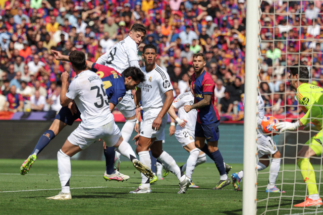 바르셀로나의 에릭 가르시아(왼쪽 두 번째)가 11일(현지 시간) 스페인 에스타디 올림피크 유이스 쿰파니스에서 열린 2024-2025 라리가 35라운드 레알 마드리드와의 홈 경기에서 팀의 첫 번째 골을 넣고 있다. AFP연합뉴스