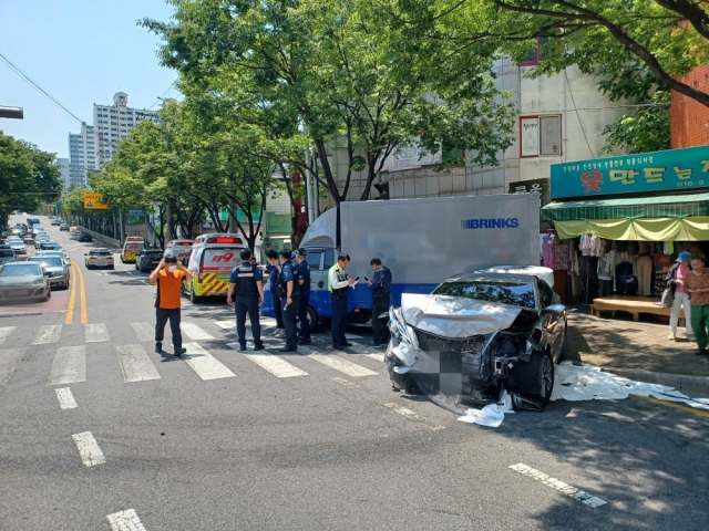 12일 오전 11시 27분 울산 남구 신정동에서 운행 중이던 SUV가 중앙선을 침범해 반대 차선 승용차와 충돌해 4명이 다쳤다. 울산소방본부 제공