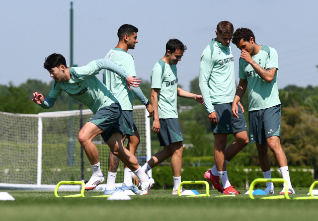 토트넘의 손흥민(왼쪽)이 13일(한국 시간) 유럽축구연맹(UEFA) 유로파리그(UEL) 결승을 앞두고 북런던 토트넘 홋스퍼 FC 트레이닝 그라운드에서 동료 선수들과 훈련을 하고 있다. 로이터연합뉴스