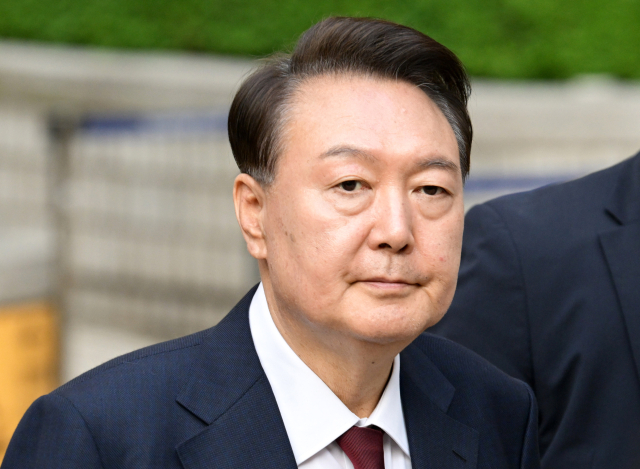 윤석열 전 대통령이 12일 서울 서초구 중앙지방법원에서 열린 내란 우두머리 혐의, 직권남용 권리행사방해 혐의 사건 3차 공판을 마친 뒤 법정을 나서고 있다. 연합뉴스