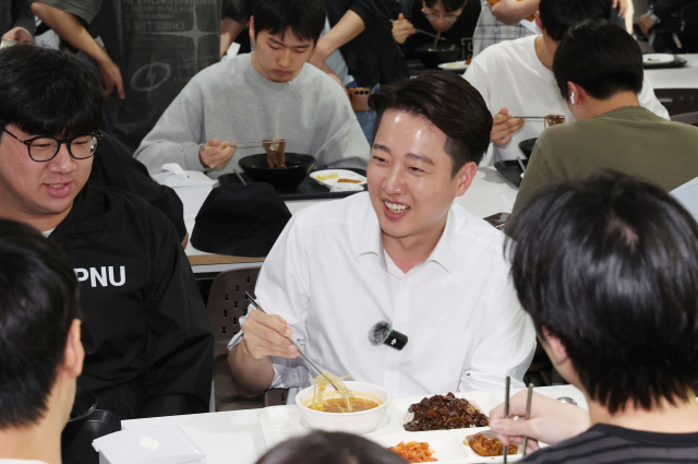 개혁신당 이준석 대선 후보가 14일 부산 금정구 부산대학교 학생식당에서 진행된 ‘학식먹자 이준석’ 행사에서 학생들과 식사를 하며 대화를 나누고 있다. 정종회 기자 jjh@