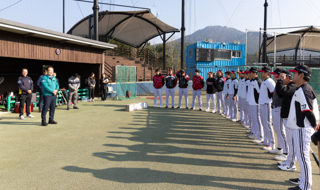 통영시가 2025년 동계 전지훈련 유치 실적에서 경남 1위를 차지했다. 사진은 천영기 통영시장이 지역을 찾은 LG퓨처스 야구단을 격려하는 모습이다. 통영시 제공