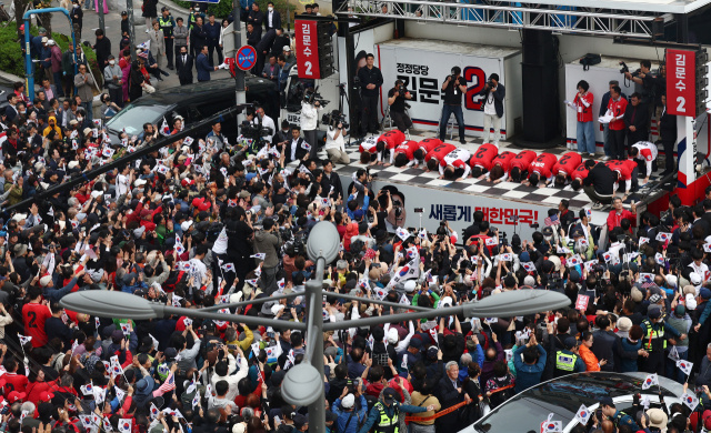 국민의힘 김문수 대선 후보가 13일 부산 자갈치 시장에서 유세를 하고 있다. 연합뉴스