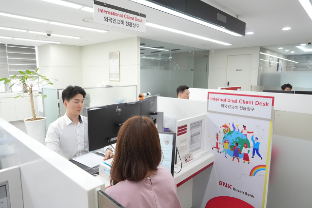 14일 부산은행 김해금융센터 외국인 고객 전용창구에서 고객 응대를 하고 있다. 부산은행 제공