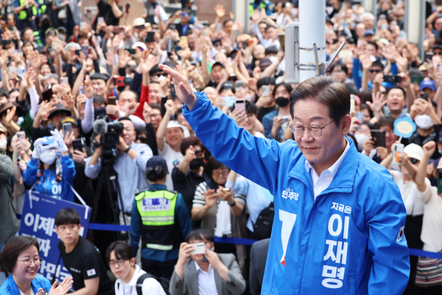 더불어민주당 이재명 대선 후보가 14일 경남 창원시 상남분수광장에서 열린 집중 유세에서 지지자들에게 인사하고 있다. 연합뉴스
