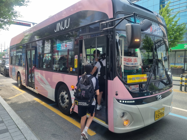 진주시내버스 모습. 앞으로 진주형 MaaS가 도입되면 모든 모빌리티 수단 환승시 환승마일리지가 적립된다. 진주시 제공