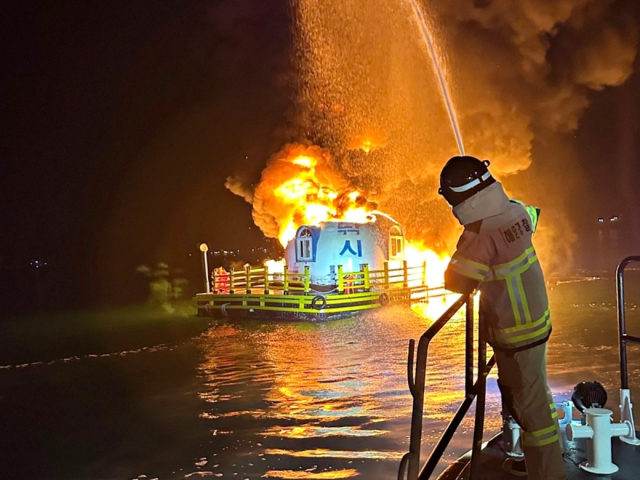 14일 오후 8시 45분께 사천시 삼천포대교 앞 해상 낚시터에서 불이 나 진화작업이 펼쳐지고 있다. 사천해경 제공
