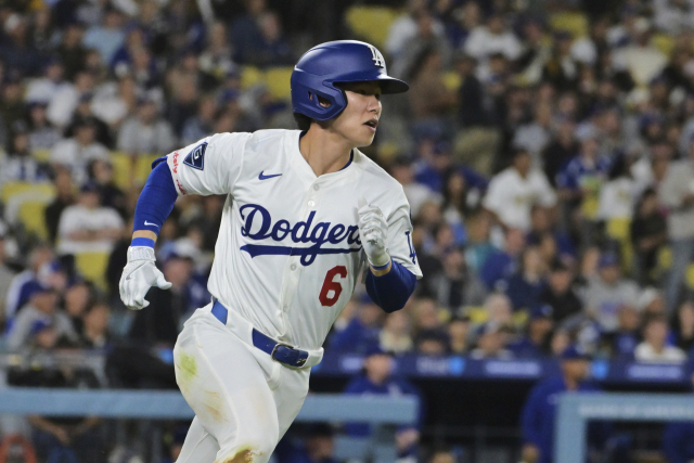 LA 다저스 김혜성이 15일(한국시간) 2025 미프로야구 애슬레틱스전에서 홈런을 친 뒤 1루로 달리고 있다.AP연합뉴스