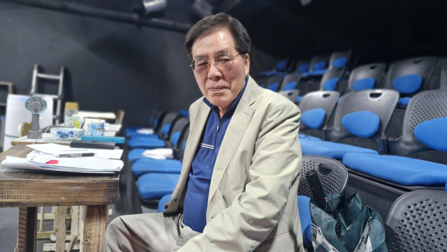 부두연극단 대표인 이성규 연출가가 지난 15일 오후 부산 수영구 액터스소극장에서 한국 초연 작품인 '터널 속의 새'에 대해 설명하고 있다. 김희돈 기자